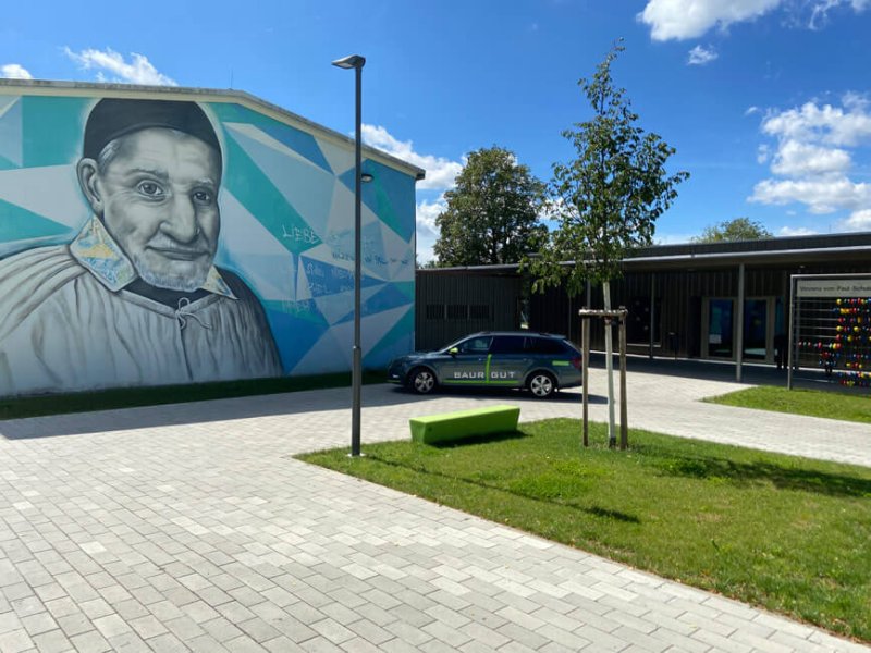 Außenansicht auf Gebäude und Fassade mit Graffiti